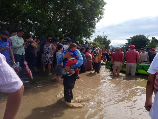 Envían equipos de rescate a zonas afectadas por inundaciones de Eta