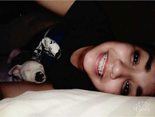 Le roba el celular a una joven y luego le escribe para enamorarla