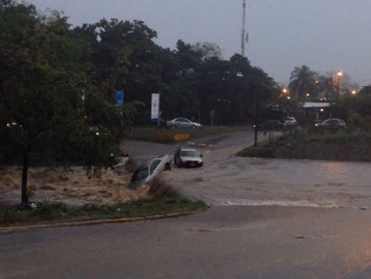 Fuertes lluvias dejan inundaciones en San Pedro Sula