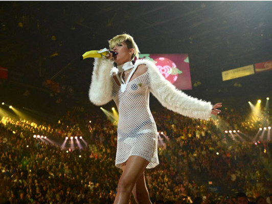 Miley Cyrus llora en concierto tras ruptura con Liam Hemsworth