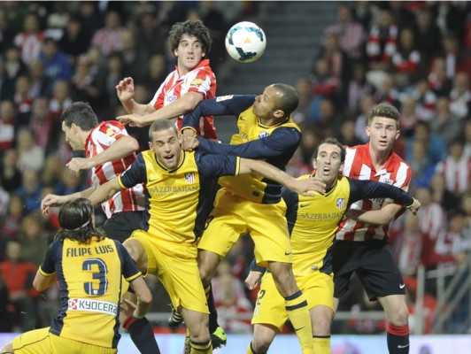 El Atlético aguanta la presión y se mantiene en la punta de la Liga