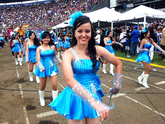 Las palillonas, las reinas de los desfiles patrios en Honduras