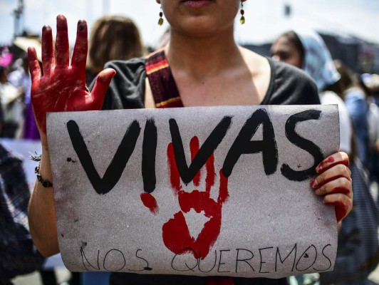 Miles de mexicanas marchan clamando justicia para joven asesinada