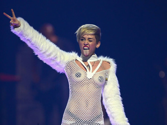 Miley Cyrus llora en concierto tras ruptura con Liam Hemsworth