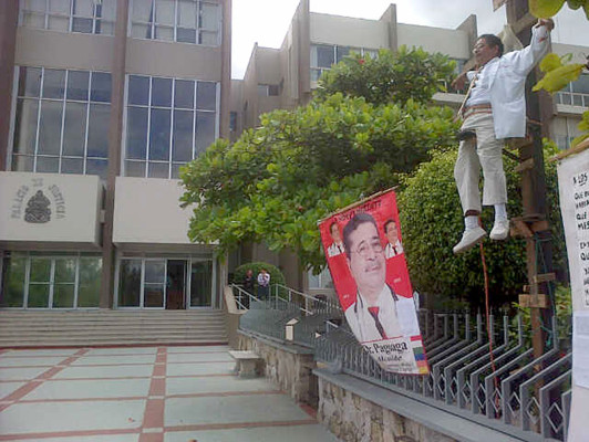 Por fallo en contra, se crucifica frente a la Corte de Honduras