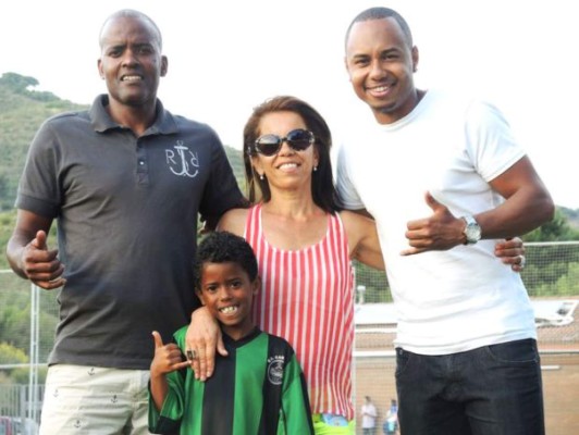 Mini 'clon' de Ronaldinho quiere brillar en Barcelona