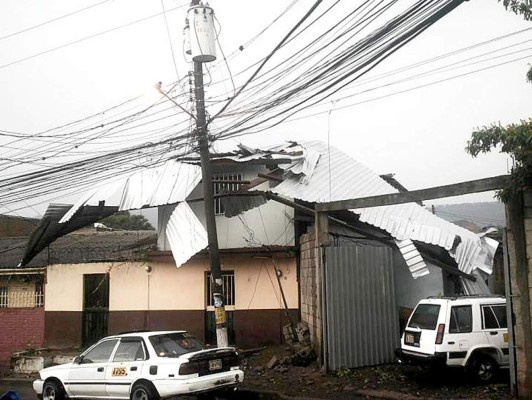 Lluvias con fuertes vientos y granizo dejan daños en Tegucigalpa