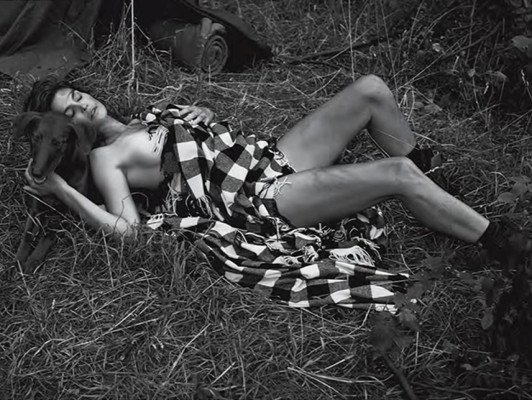 VIDEO de Cindy Crawford en topless a los 47 años