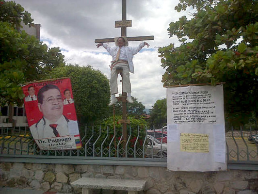 Por fallo en contra, se crucifica frente a la Corte de Honduras