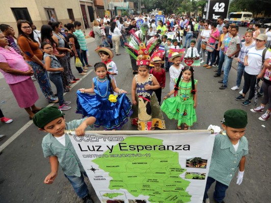 Escolares muestran amor a la patria en Tegucigalpa
