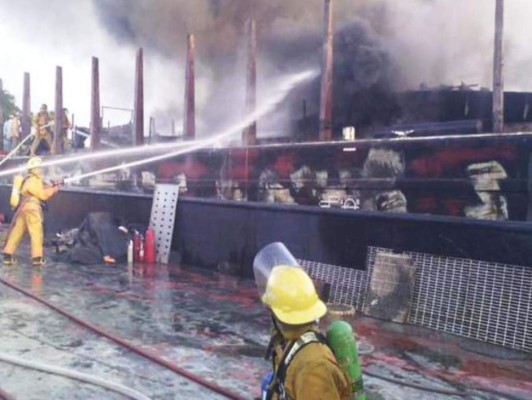 Se quema barcaza cargada de asfalto en Roatán