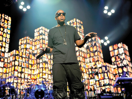 Lady Gaga llega 'incubada' en un capullo