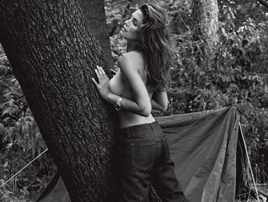 VIDEO de Cindy Crawford en topless a los 47 años