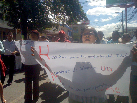 Empleados del INA protestan por falta de pago
