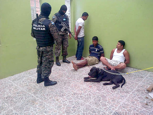 Detienen a diez personas con armas y drogas en Tegucigalpa
