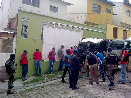 Detienen a diez personas con armas y drogas en Tegucigalpa