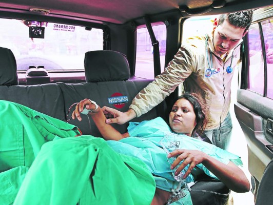'Será el parto que más recordaré en mi vida”: médico que atendió a hondureña en una camioneta