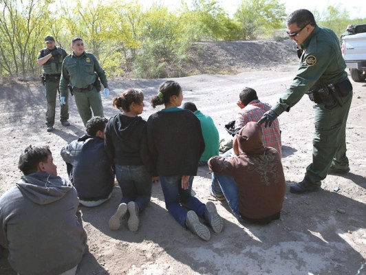 Disminuye ingreso a EUA de niños migrantes solos por la frontera de Texas