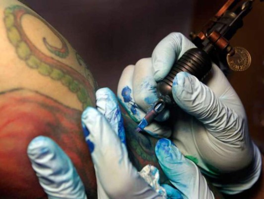 Buscan sanciones para empresas que no den trabajo a tatuados   