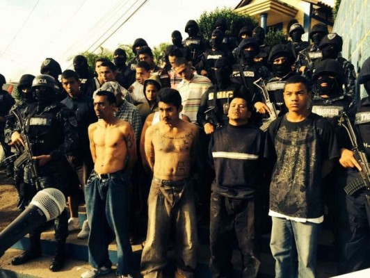 Capturan a 12 supuestos delincuentes con granadas y AK-47