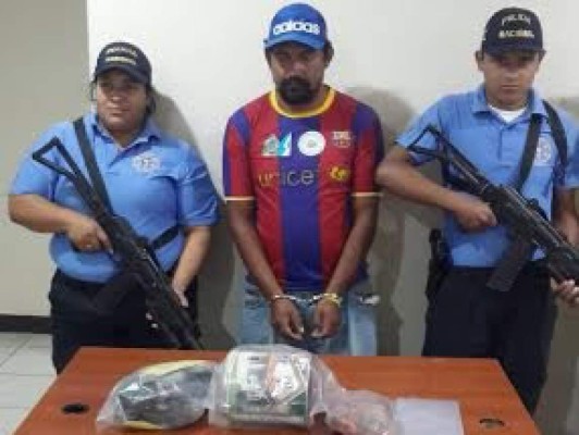 Caen sospechoso de distribuir de droga y supuesta estafadora en la capital