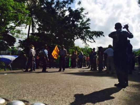 Desalojan a indignados que se habían tomado carretera