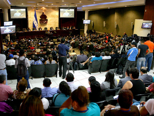 Juan Orlando Hernández deja el Congreso Nacional