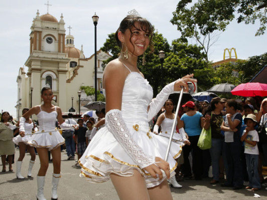 Colorida fiesta cívica en honor a Honduras