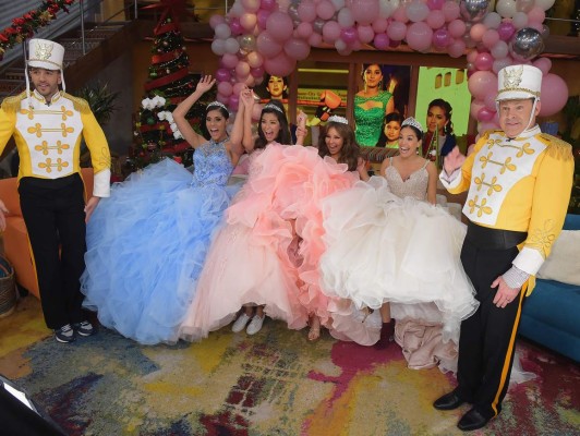 Thalía 'celebra' su fiesta de quinceaños