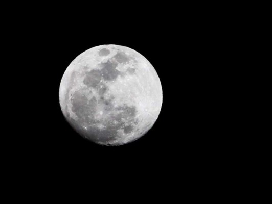 Confirman la existencia de agua en la superficie de los polos de la Luna