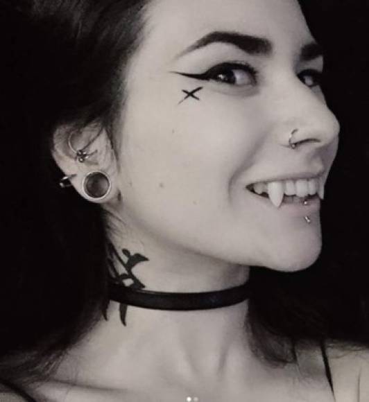Tiene 21 años de edad y es amante del arte gótico. En su perfil de Instagram cuenta con más de 17 mil seguidores.