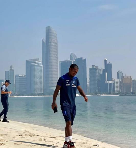 Edwin Solani Solano fue convocado a la Selección pese a no jugar con el Marathón y no perdió la oportunidad para sacarse un par de fotos en Abu Dabi.