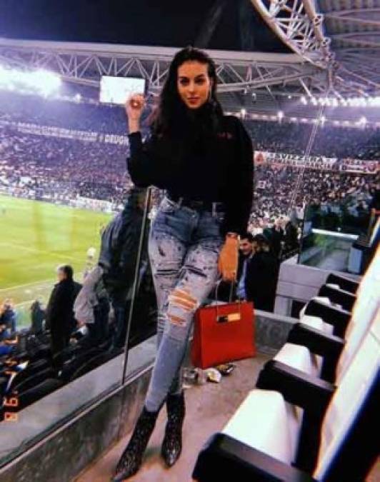 Georgina Rodríguez, novia de Cristiano Ronaldo, llegó al estadio para darle el apoyo a su amado. La chica deslumbró con su belleza.