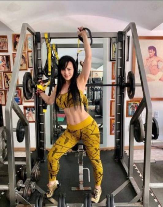 Maribel Guardia señaló que aunque no le quede tiempo de ir al gimnasio lo que nunca deja de hacer son sus 300 abdominales diarias. 'Hasta estando en el teatro, me tiro en el piso y ahí.', dijo la famosa.