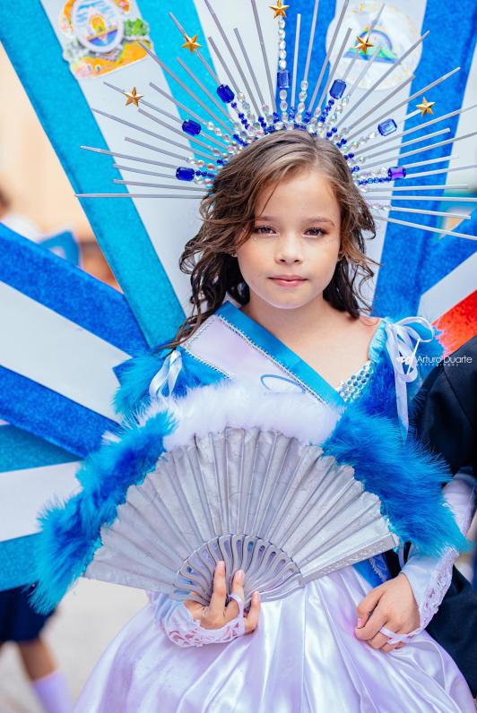Los rostros de las niñas que desfilan en las Fiestas Patrias de Santa Bárbara.