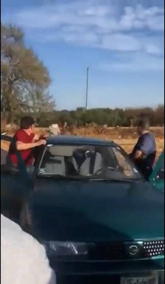 También amenazó a los acompañantes con la escopeta para que abandonen inmediatamente el lugar. “Ya nos vamos, ya nos vamos”, gritó una mujer en su desesperación.