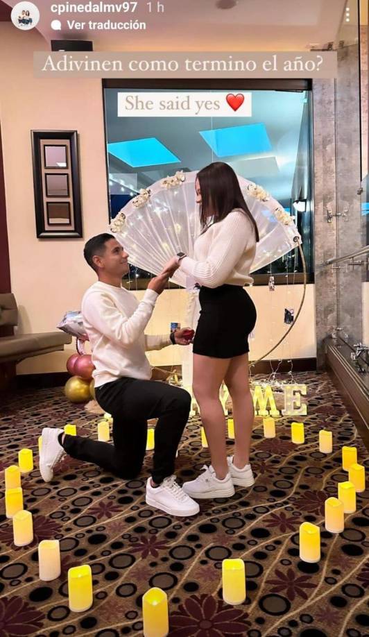 Después de ese duro golpe, Carlos Pineda le pidió matrimonio a su linda novia Daniela Hernández, quien dio el “sí”.