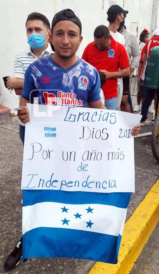 En el día de la Independencia de Honduras, este aficionado llegó con esta pancarta y bandera nacional.