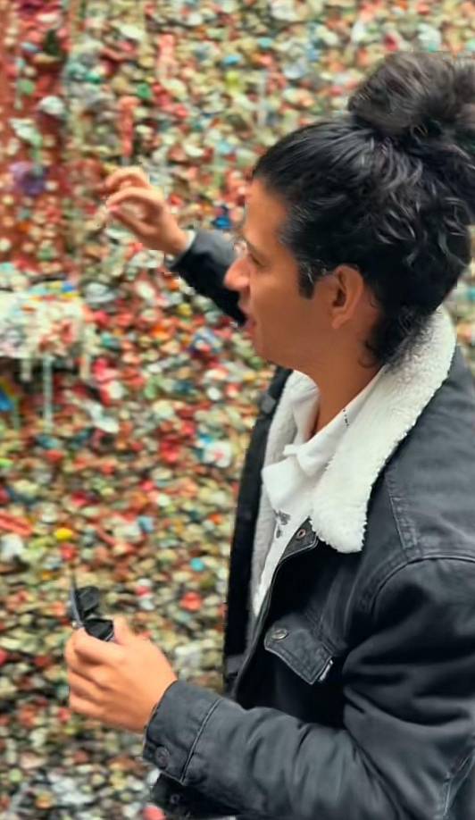 La pared es denominda la “Pared de los Chicles de la ciudad de Seattle” y queda en en Post Alley bajo elMercado de Pike Place en el estado de Washington.