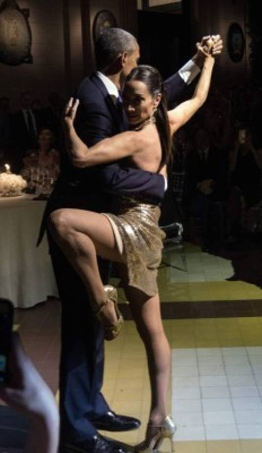 Bailarines dieron una demostración de tango a Barack y Michelle Obama. La bailarina se atrevió a sacar al presidente y él aceptó. Fotos: AFP