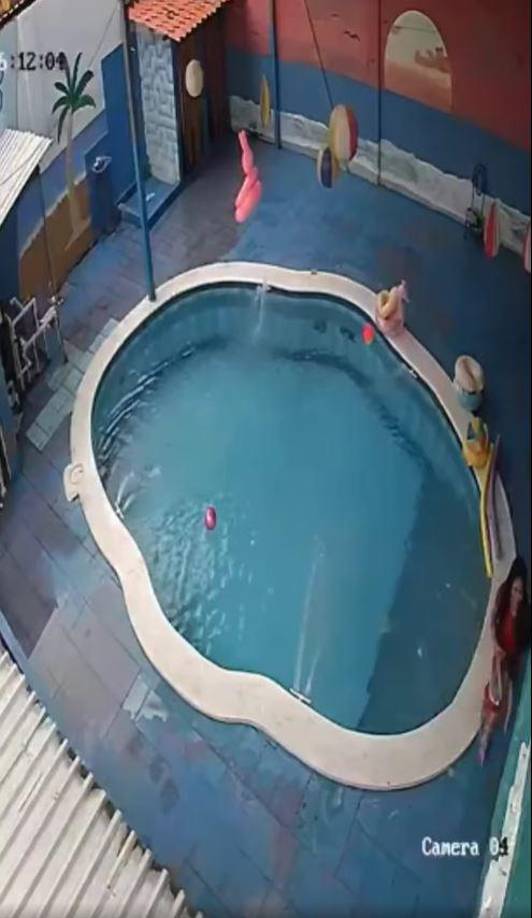 ”Mi hija”, grita la mujer, desesperada, al mismo tiempo que la lleva hacia otro sitio de la casa. Se supo que la menor continúa recuperándose. 