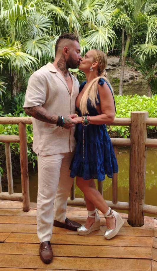 Y es que tras anunciar de manera pública su relación con el joven galán llamado Bruno Espino le han llovido duras críticas a Niurka Marcos, dicen que ella es su “Sugar momi”.