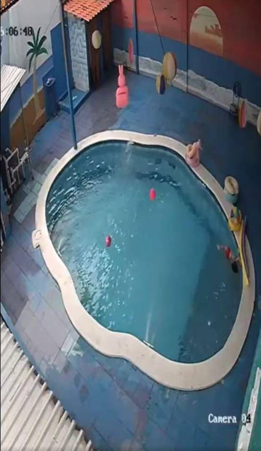 Incluso, la menor llega flotando a otro extremo de la piscina.