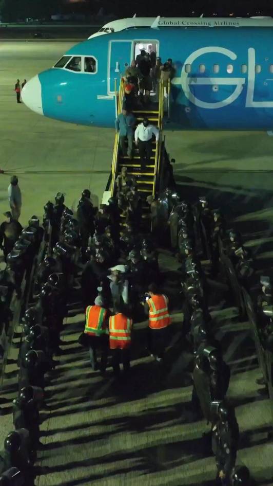 La humillación como propaganda en traslado de  migrantes a megacárcel