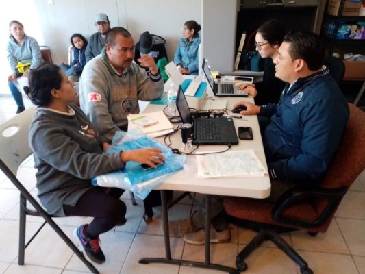 Hondureños varados en frontera con México reciben su pasaporte