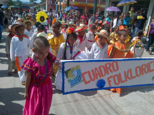 Fervor cívico en los desfiles de escuelas del Valle de Sula