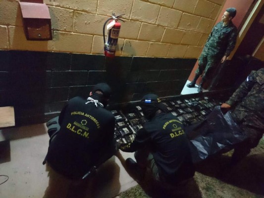 Recuperan 214 kilos de coca de avioneta estrellada en La Mosquitia