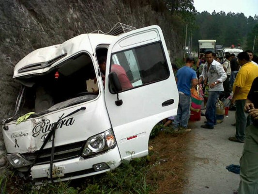 Tres heridos tras accidente de bus en carretera a Siguatepeque