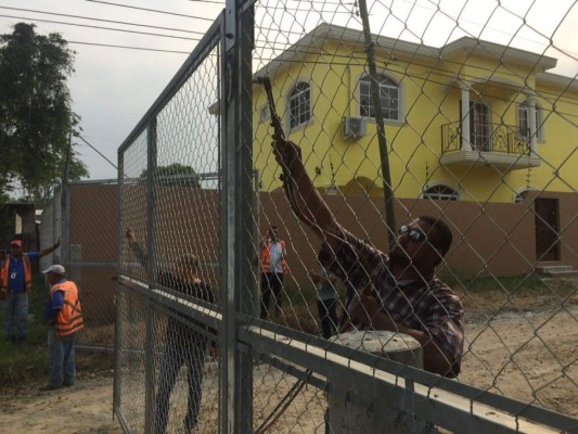 Siguen quitando trancas en colonias de San Pedro Sula