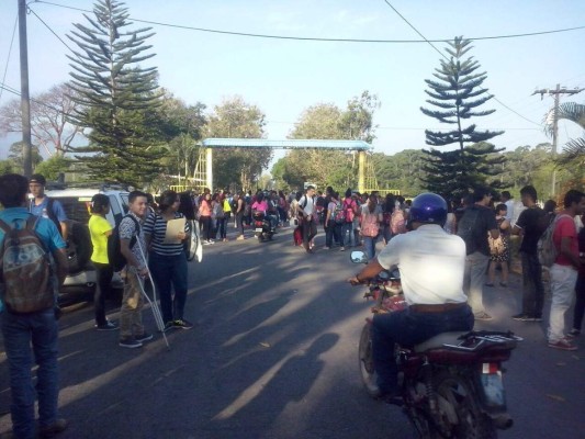 Estudiantes de enfermería protestan por tercer día consecutivo